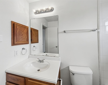 1103 Lochmoor Lane - Photo Thumbnail 14