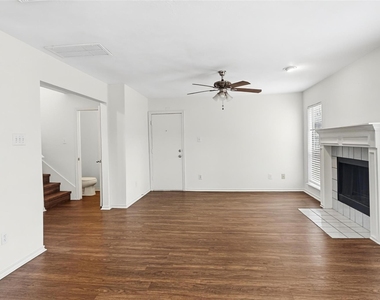 1103 Lochmoor Lane - Photo Thumbnail 6