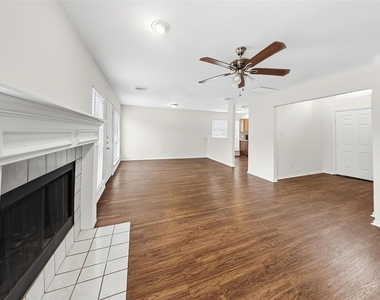 1103 Lochmoor Lane - Photo Thumbnail 5