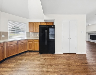 1103 Lochmoor Lane - Photo Thumbnail 2