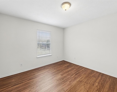 1103 Lochmoor Lane - Photo Thumbnail 15