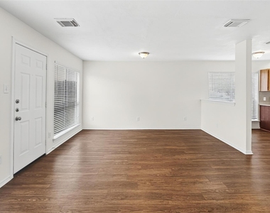 1103 Lochmoor Lane - Photo Thumbnail 4