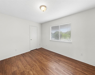 1103 Lochmoor Lane - Photo Thumbnail 13