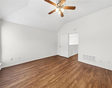 1103 Lochmoor Lane - Photo Thumbnail 9