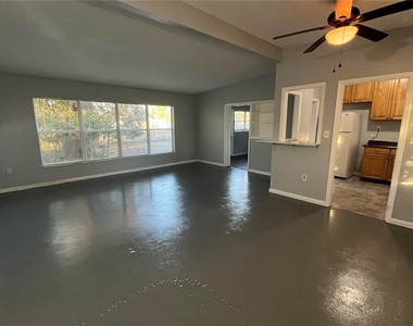 510 Manor Drive - Photo Thumbnail 2