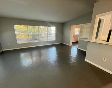 510 Manor Drive - Photo Thumbnail 3