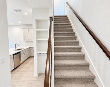 9868 Walkway Drive - Photo Thumbnail 7