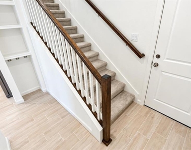 9868 Walkway Drive - Photo Thumbnail 6