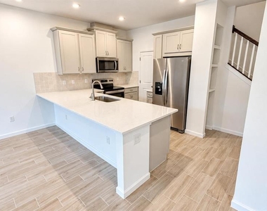 9868 Walkway Drive - Photo Thumbnail 2