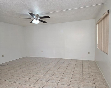 2713 Oak Park Way - Photo Thumbnail 6