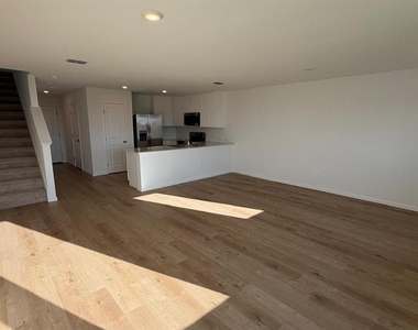1537 Plank Place - Photo Thumbnail 3