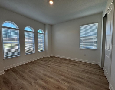 2140 Axel Street - Photo Thumbnail 30