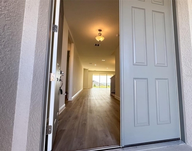 2140 Axel Street - Photo Thumbnail 4
