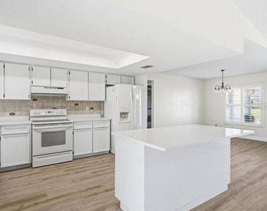 33 E Sea Harbor Drive - Photo Thumbnail 14