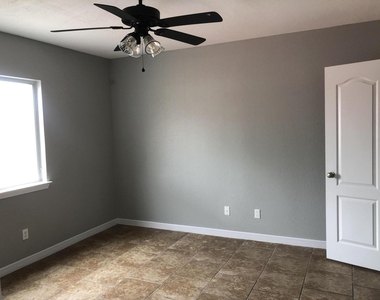 11825 Imperial Gem Avenue - Photo Thumbnail 5
