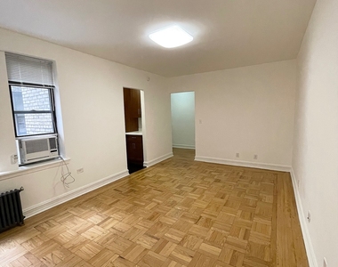 West 79 Street - Photo Thumbnail 4