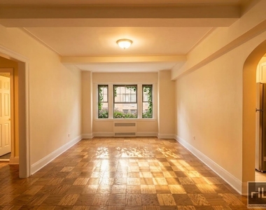 Christopher St - Photo Thumbnail 1
