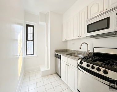 Christopher St - Photo Thumbnail 2