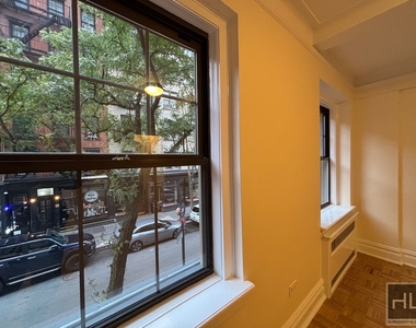 Christopher St - Photo Thumbnail 2