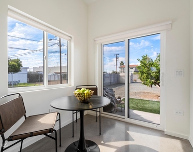 706 E Whitton Avenue - Photo Thumbnail 10