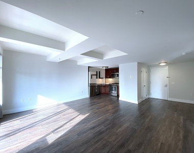 East 91st Street - Photo Thumbnail 2
