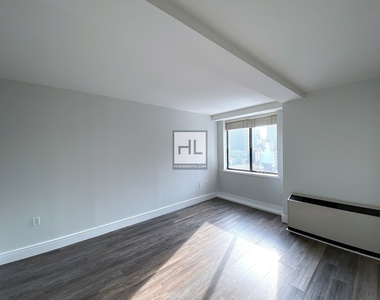 East 91st Street - Photo Thumbnail 3