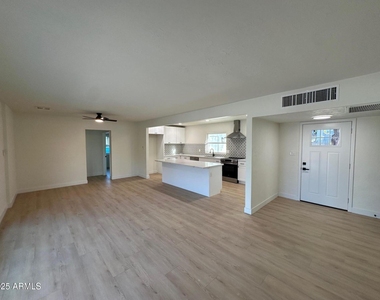 4314 E Oak Street - Photo Thumbnail 2