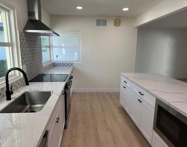 4314 E Oak Street - Photo Thumbnail 6