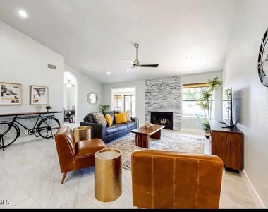 10734 N 108th Place - Photo Thumbnail 3