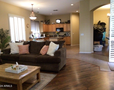 674 W Desert Broom Drive - Photo Thumbnail 8