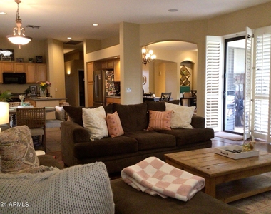 674 W Desert Broom Drive - Photo Thumbnail 9