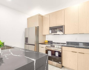 11333 N 92nd Street - Photo Thumbnail 2