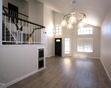 924 E Manor Drive - Photo Thumbnail 4