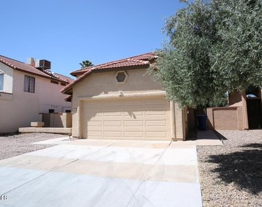 924 E Manor Drive - Photo Thumbnail 2