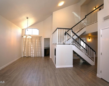 924 E Manor Drive - Photo Thumbnail 12