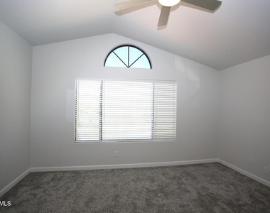 924 E Manor Drive - Photo Thumbnail 17