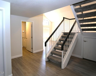 924 E Manor Drive - Photo Thumbnail 13