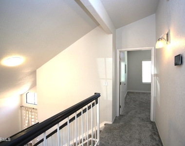 924 E Manor Drive - Photo Thumbnail 9