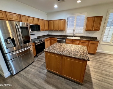 2890 S Miller Drive - Photo Thumbnail 11