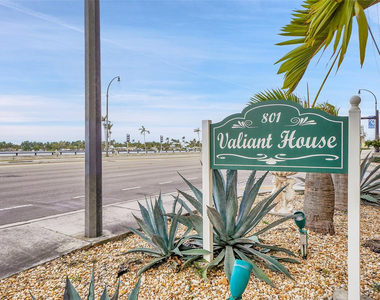 801 S Ocean Drive - Photo Thumbnail 2
