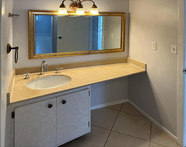 300 Bayview Drive - Photo Thumbnail 5