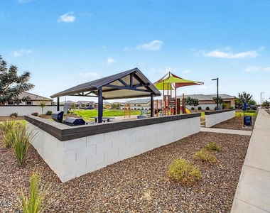 15587 W Kendall Street - Photo Thumbnail 20