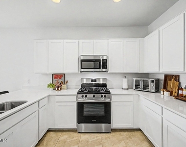 15587 W Kendall Street - Photo Thumbnail 8