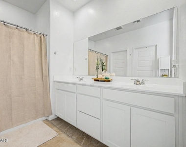 15587 W Kendall Street - Photo Thumbnail 11