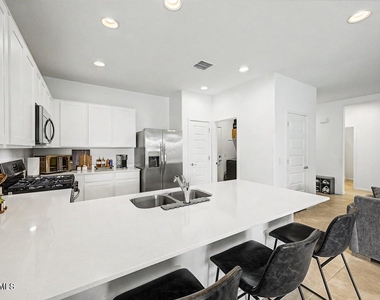15587 W Kendall Street - Photo Thumbnail 6