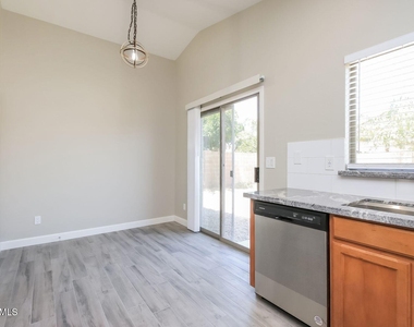 2472 W Wrangler Way - Photo Thumbnail 4