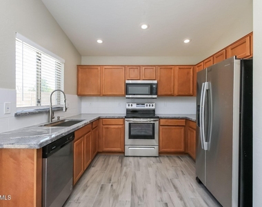 2472 W Wrangler Way - Photo Thumbnail 5