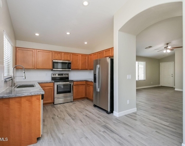2472 W Wrangler Way - Photo Thumbnail 6