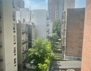 East 82nd St / 2nd Avenue - Photo Thumbnail 9