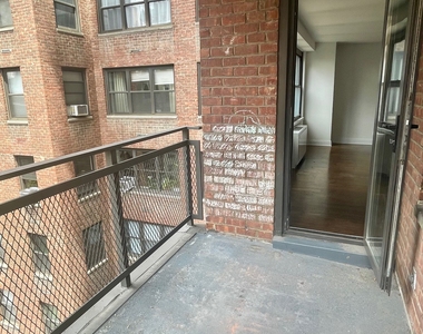 East 82nd St / 2nd Avenue - Photo Thumbnail 8